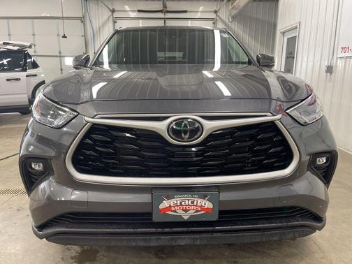 Gray 2024 Toyota Highlander LE
