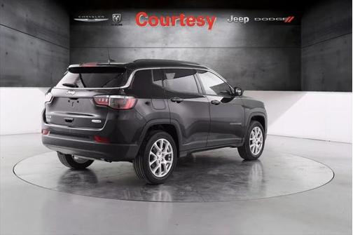 2024 Jeep Compass Latitude Lux FWD