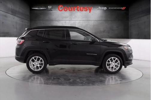 2024 Jeep Compass Latitude Lux FWD