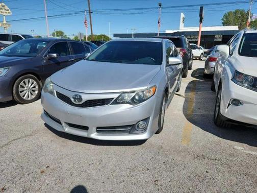 Silver 2014 Toyota Camry SE