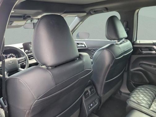Black 2023 Mitsubishi Outlander SEL