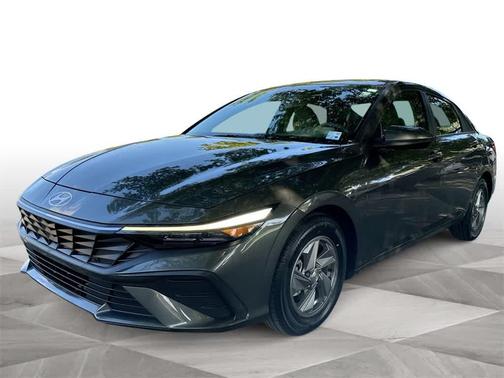 2024 Hyundai ELANTRA SE
