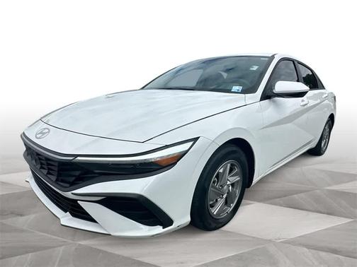 2024 Hyundai ELANTRA SE