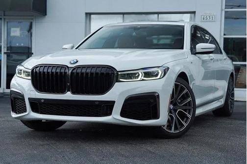 Alpine White 2022 BMW 740 i