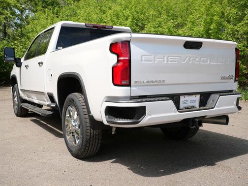 Iridescent Pearl Tricoat 2024 Chevrolet Silverado 3500 High Country
