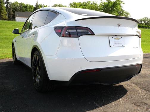 Pearl White Multi-Coat 2022 Tesla Model Y Performance Dual Motor All-Wheel Drive