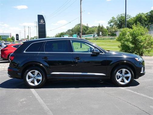 2023 Audi Q7 45 Premium Plus