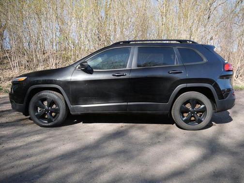 Brilliant Black Crystal Pearlcoat 2016 Jeep Cherokee Altitude
