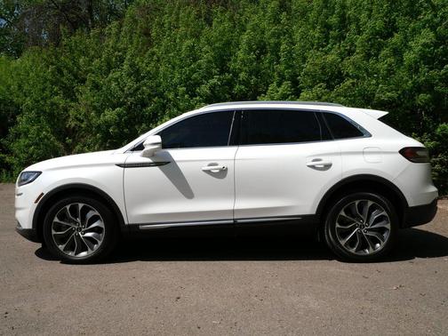 Pristine White Metallic Tri-Coat 2023 Lincoln Nautilus Reserve