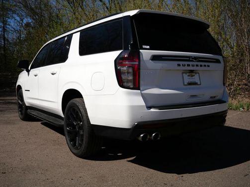 Summit White 2022 Chevrolet Suburban RST