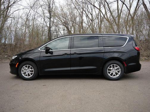 Diamond Black Crystal Pearlcoat 2025 Chrysler Pacifica L