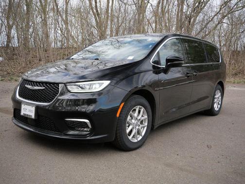 Diamond Black Crystal Pearlcoat 2025 Chrysler Pacifica L