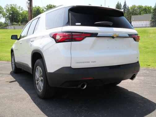 Iridescent Pearl Tricoat 2023 Chevrolet Traverse LT Cloth