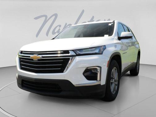 Iridescent Pearl Tricoat 2023 Chevrolet Traverse LT Cloth