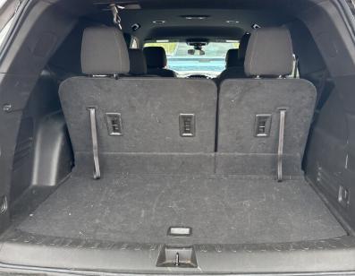 Iridescent Pearl Tricoat 2023 Chevrolet Traverse LT Cloth