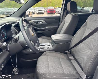 Iridescent Pearl Tricoat 2023 Chevrolet Traverse LT Cloth
