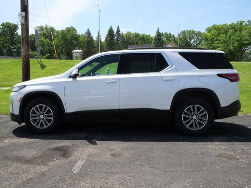 Iridescent Pearl Tricoat 2023 Chevrolet Traverse LT Cloth