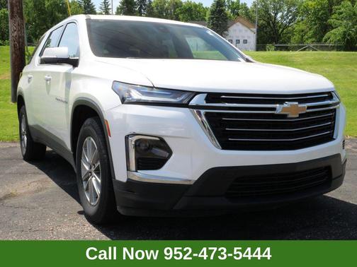 Iridescent Pearl Tricoat 2023 Chevrolet Traverse LT Cloth