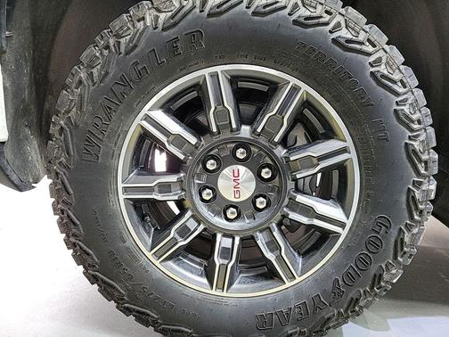Summit White 2025 GMC Sierra 1500 AT4