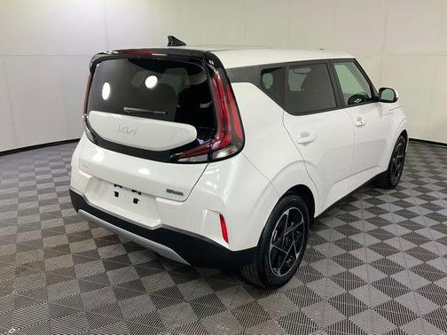 Snow White Pearl 2025 Kia Soul EX