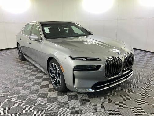 Space Silver Metallic 2025 BMW i7 xDrive60