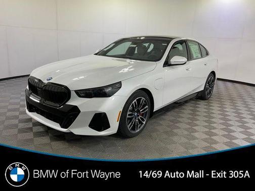 Mineral White Metallic 2026 BMW 550e xDrive