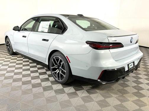 2025 BMW 750e i xDrive