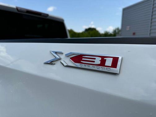 Summit White 2023 GMC Sierra 1500 SLT