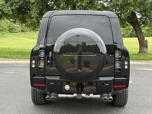 2025 Land Rover Defender V8