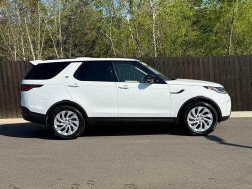 Fuji White 2024 Land Rover Discovery P300 S