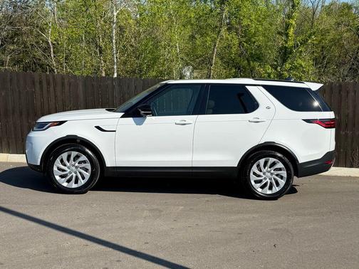 Fuji White 2024 Land Rover Discovery P300 S