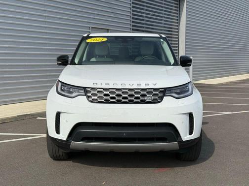 Fuji White 2024 Land Rover Discovery P300 S