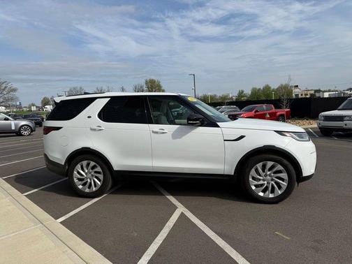 Fuji White 2024 Land Rover Discovery P300 S