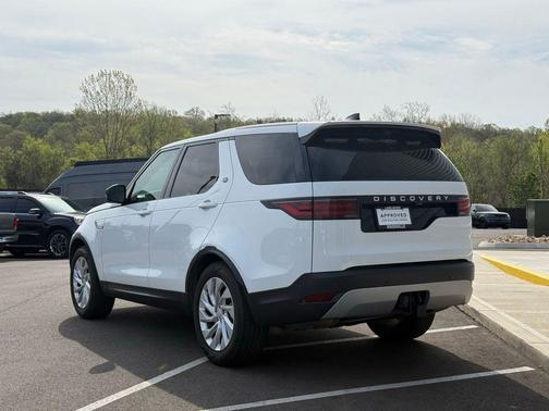 Fuji White 2024 Land Rover Discovery P300 S