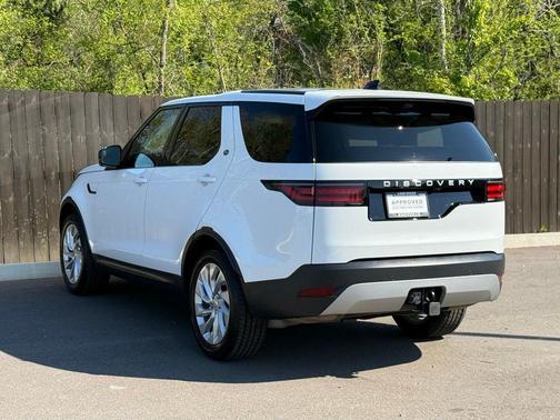 Fuji White 2024 Land Rover Discovery P300 S