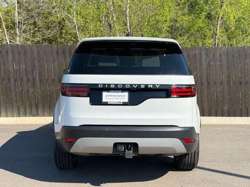 Fuji White 2024 Land Rover Discovery P300 S