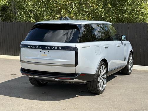 2025 Land Rover Range Rover P530 SE