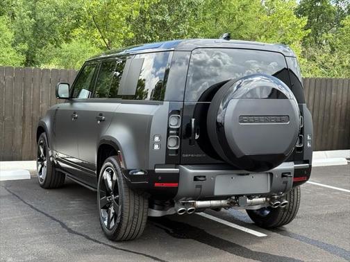 2025 Land Rover Defender 110 V8