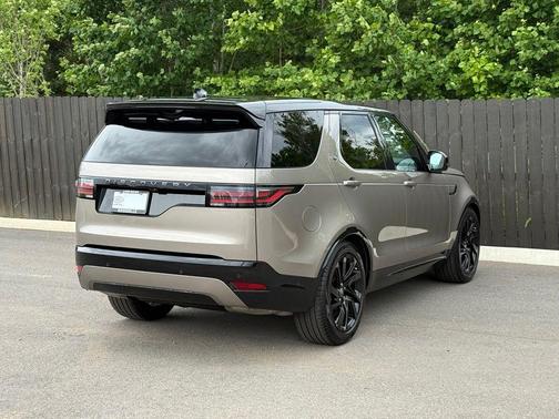 Lantau Bronze Metallic 2025 Land Rover Discovery P360 Dynamic SE