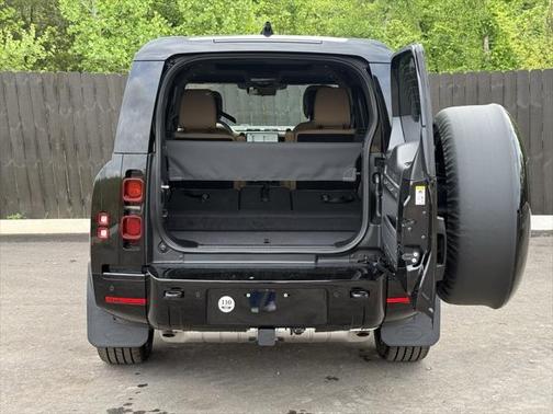 2025 Land Rover Defender 130 P400 X-Dynamic SE