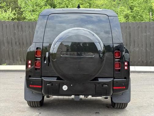 2025 Land Rover Defender 130 P400 X-Dynamic SE