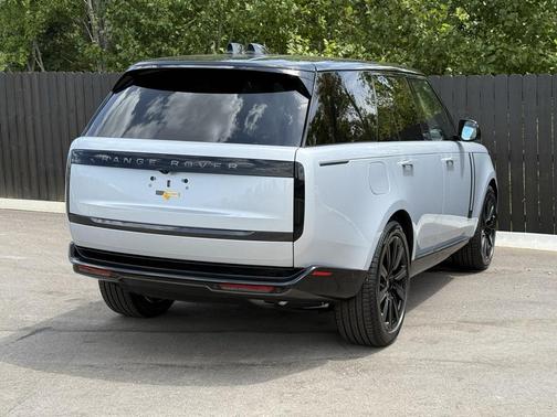 2025 Land Rover Range Rover P550e SE