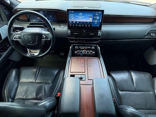 Radiance Metallic 2023 Lincoln Navigator Reserve