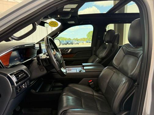Radiance Metallic 2023 Lincoln Navigator Reserve