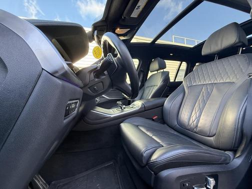 2022 BMW X7 M50i