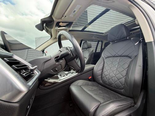 Alpine White 2024 BMW X7 xDrive40i