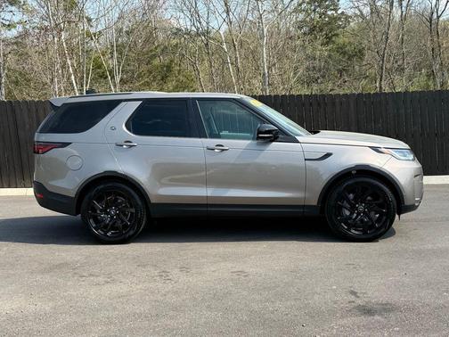 Lantau Bronze Metallic 2025 Land Rover Discovery P300 S