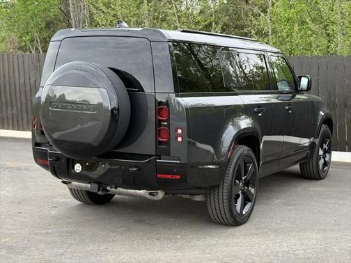 2025 Land Rover Defender 130 P400 X-Dynamic SE