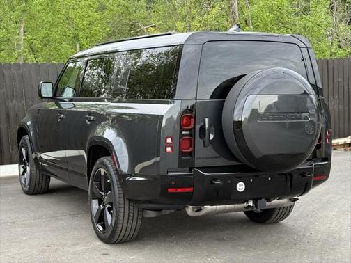 2025 Land Rover Defender 130 P400 X-Dynamic SE