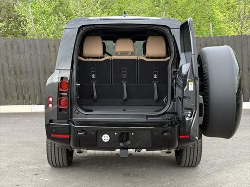 2025 Land Rover Defender 130 P400 X-Dynamic SE